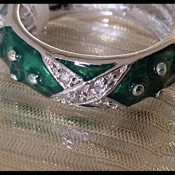 GREEN ENAMEL TRAVEL FASHION RING - Picture 9 of 9